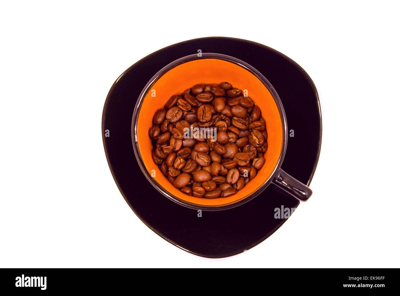 Kaffeebohnen in eine Tasse isoliert auf weiss Stockfoto