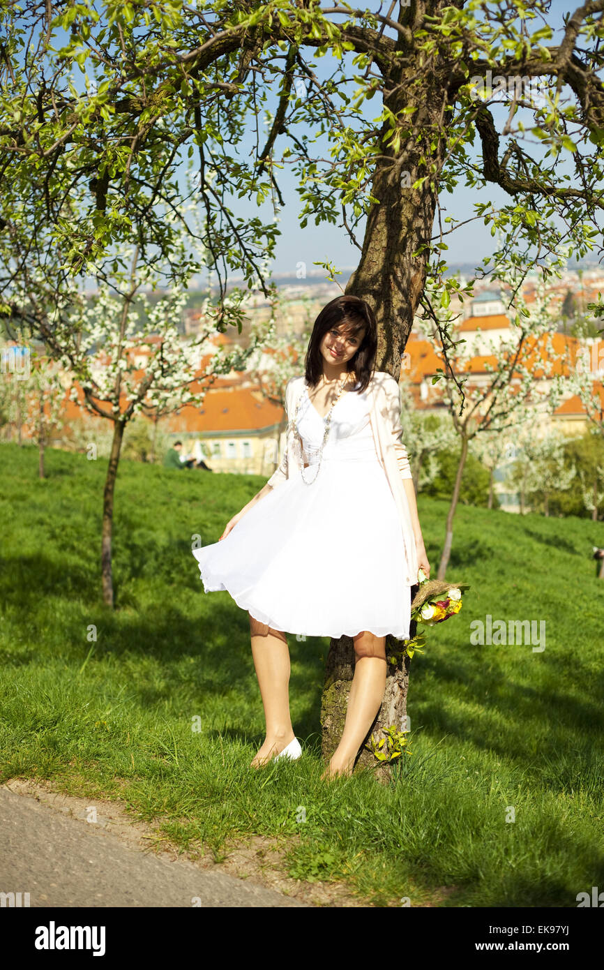 Braut in einem Baum stehend Stockfoto