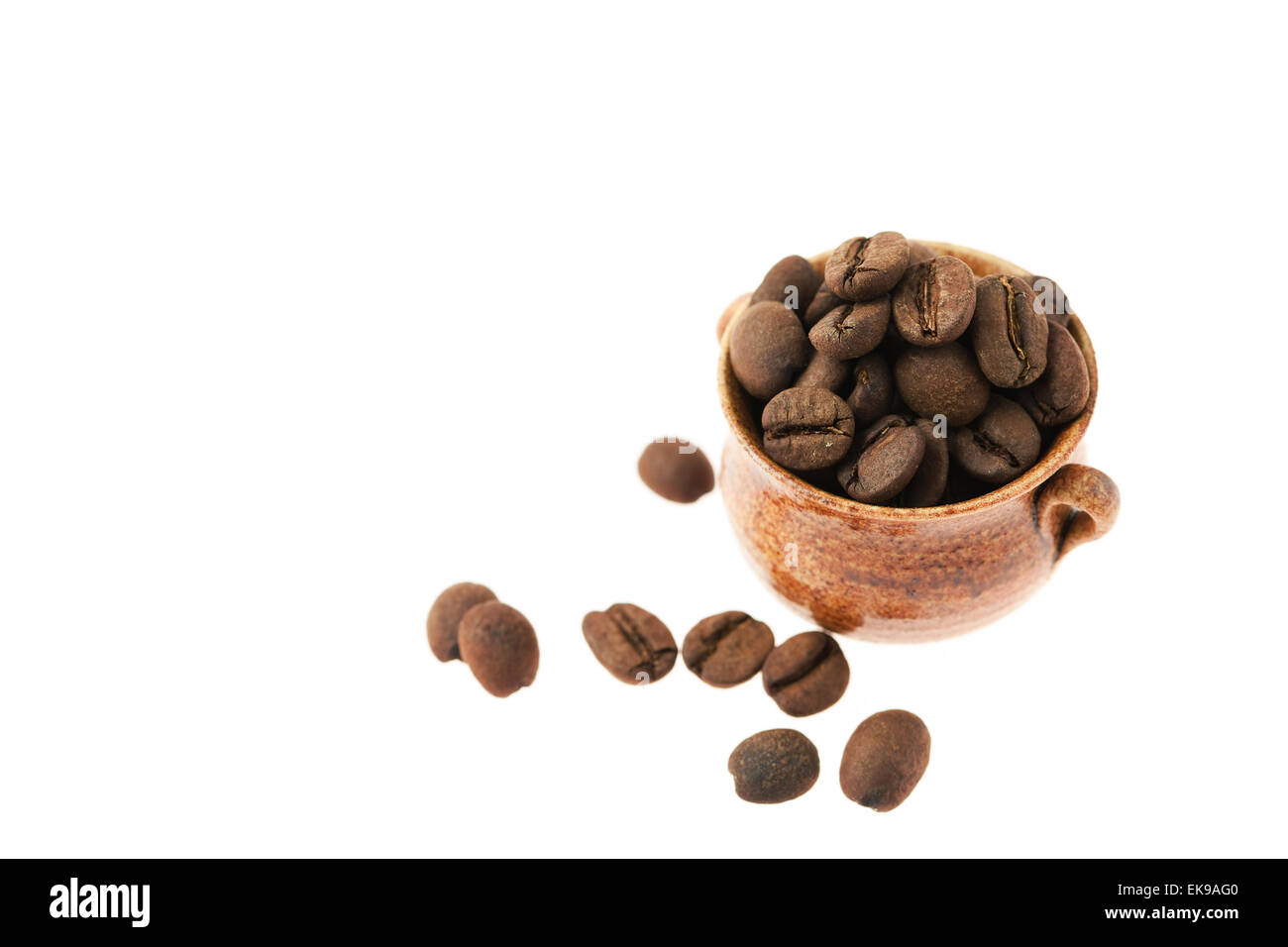 einen kleinen Topf mit Kaffeebohnen isoliert auf weiss Stockfoto