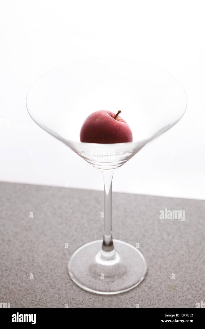 Apple Martini in einem Glas auf weißem Hintergrund Stockfoto