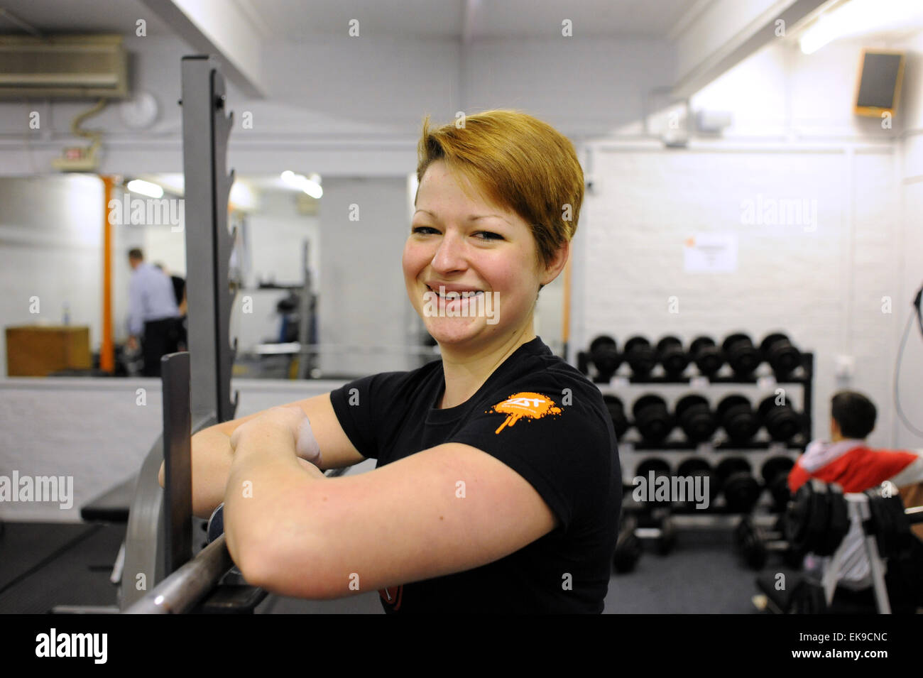 Gewichtheber 17 Jahr alt Josie Calvert Briggs in der Ausbildung an der ZT-Gym in Hove. Josie ist einer von nur 2 weibliche Gewichtheber in Sussex und sie bereitet sich auf Wettbewerbe Foto März 2010 Stockfoto