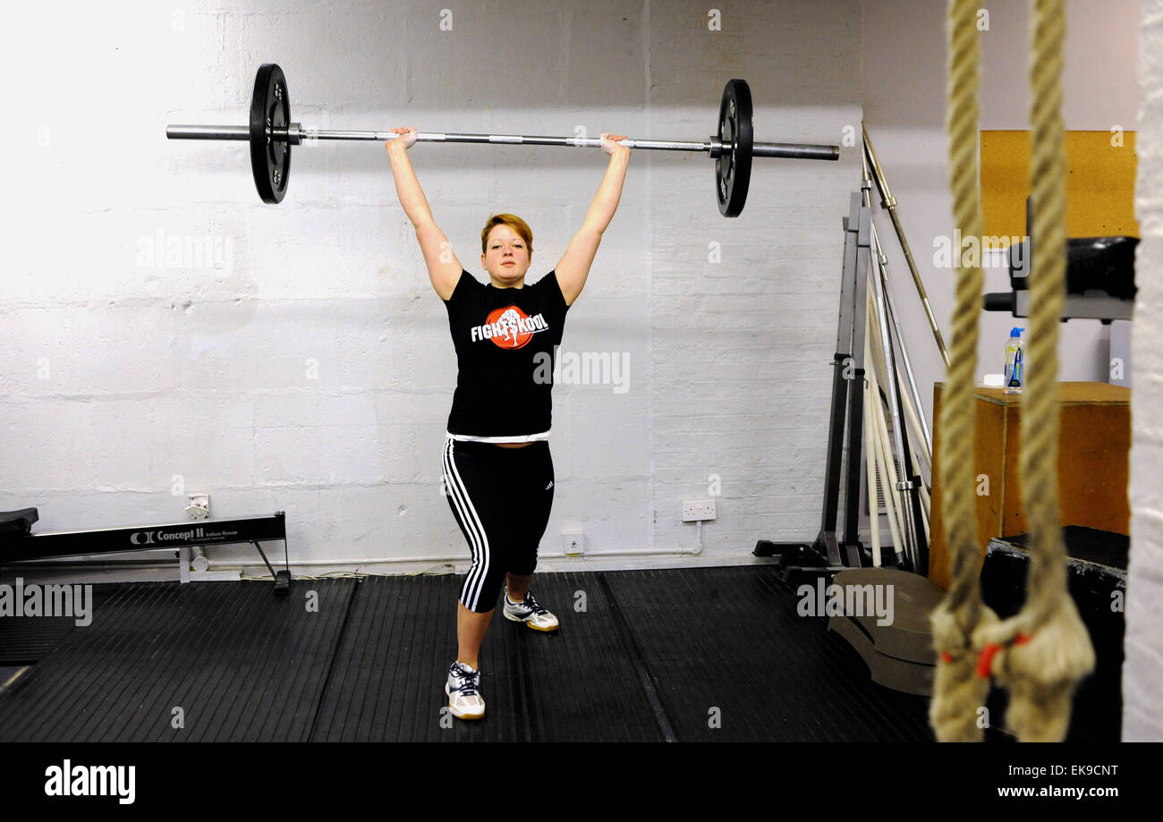 Gewichtheber 17 Jahr alt Josie Calvert Briggs in der Ausbildung an der ZT-Gym in Hove. Josie ist einer von nur 2 weibliche Gewichtheber in Sussex und sie bereitet sich auf Wettbewerbe Foto März 2010 Stockfoto