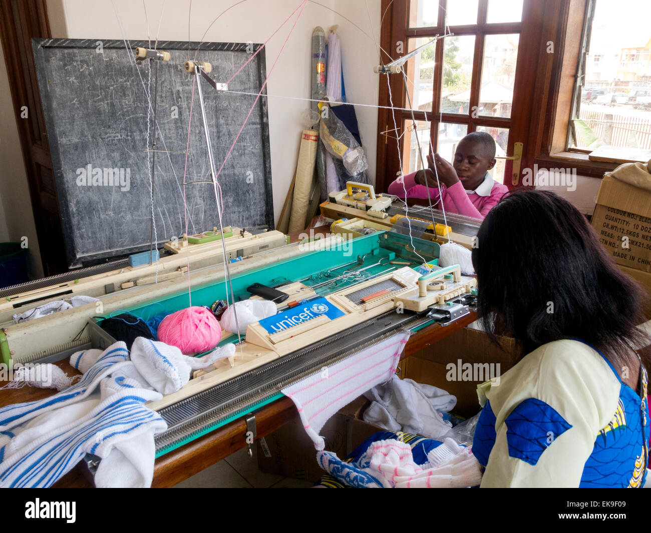 Congolese Leute arbeiten, um Kinderkleidung, unterstützt von UNICEF Charity, Goma, demokratische Republik Kongo, Afrika machen Stockfoto