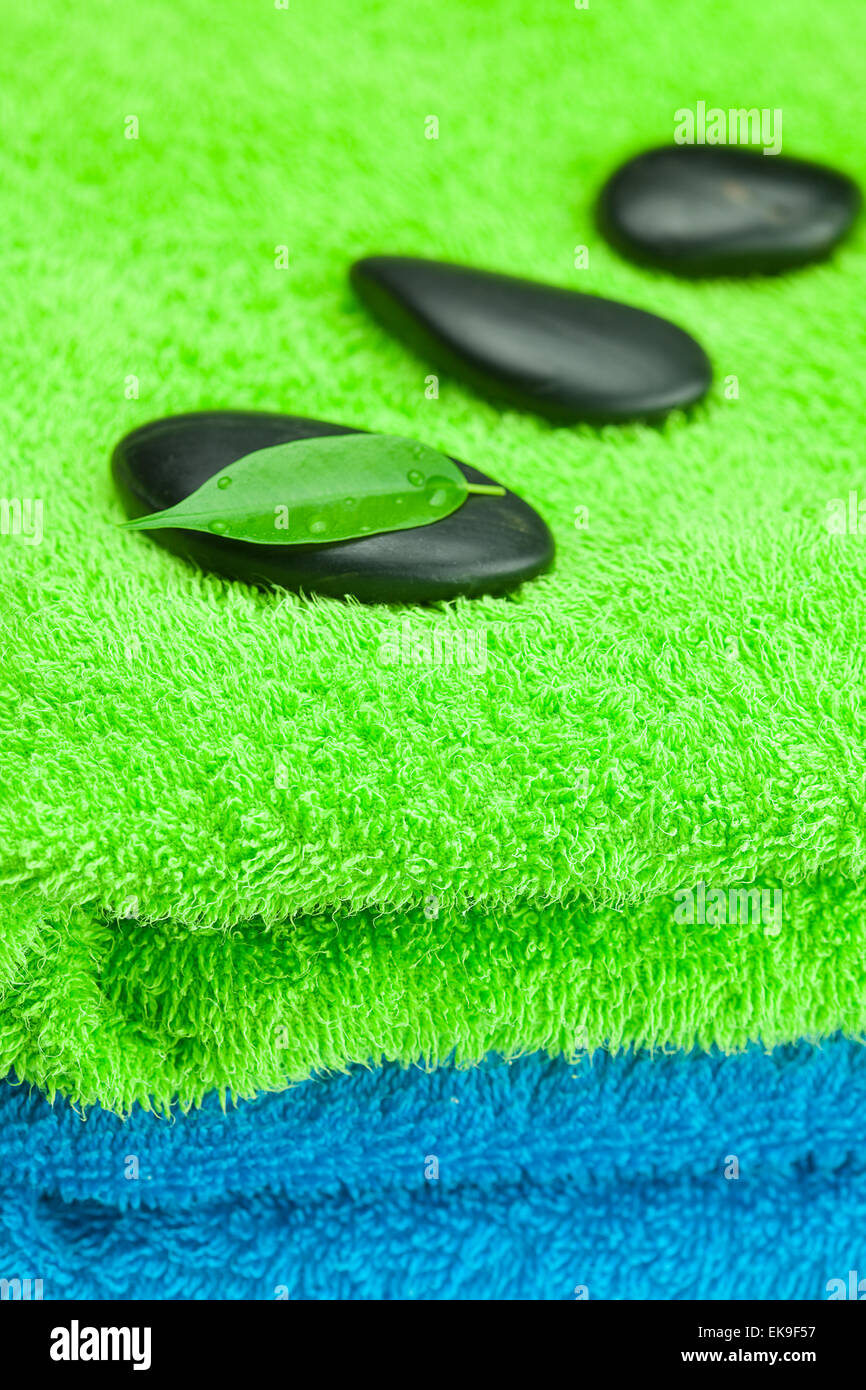 Schwarz Spa-Steinen auf dem Handtuch liegend Stockfoto