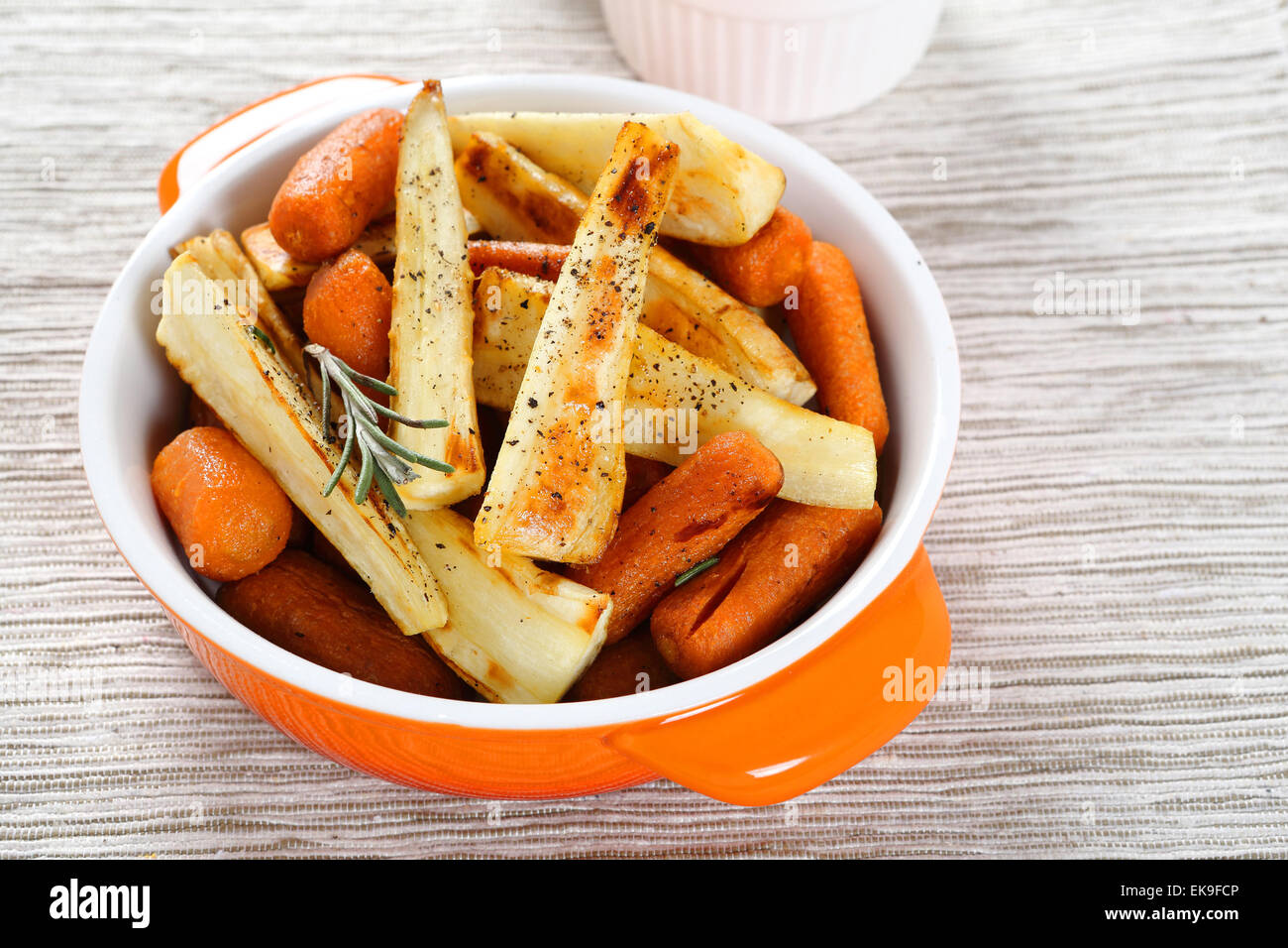 Gebratene Karotten mit Pastinaken, Essen Stockfoto