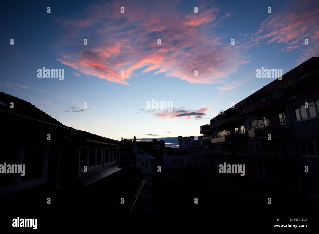 Abendhimmel über dem Dach und die Silhouette des Hauses Stockfoto