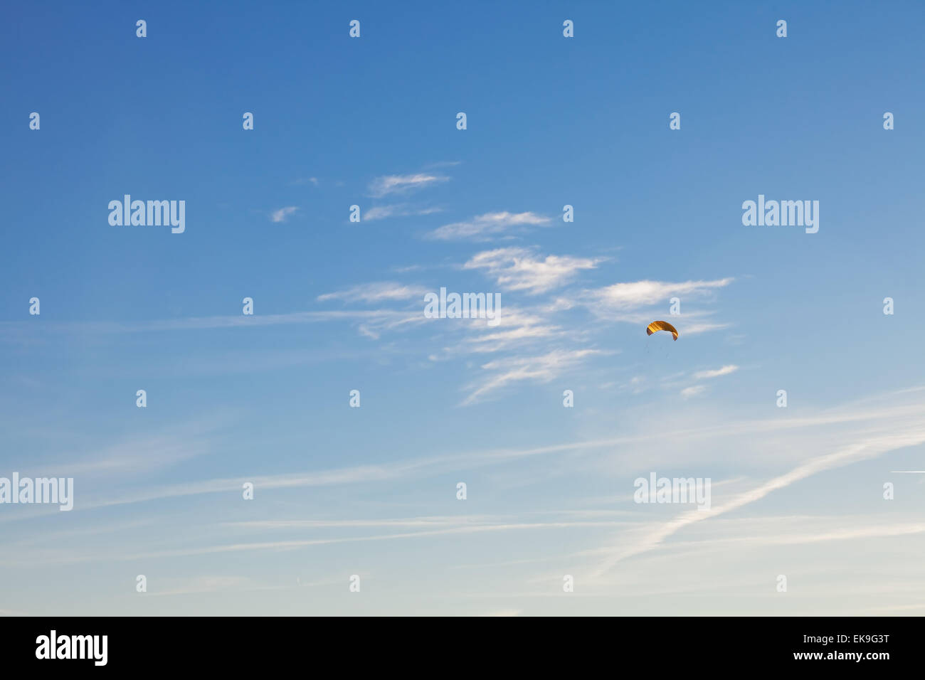 Drachensteigen am Hintergrund blauer Himmel Stockfoto