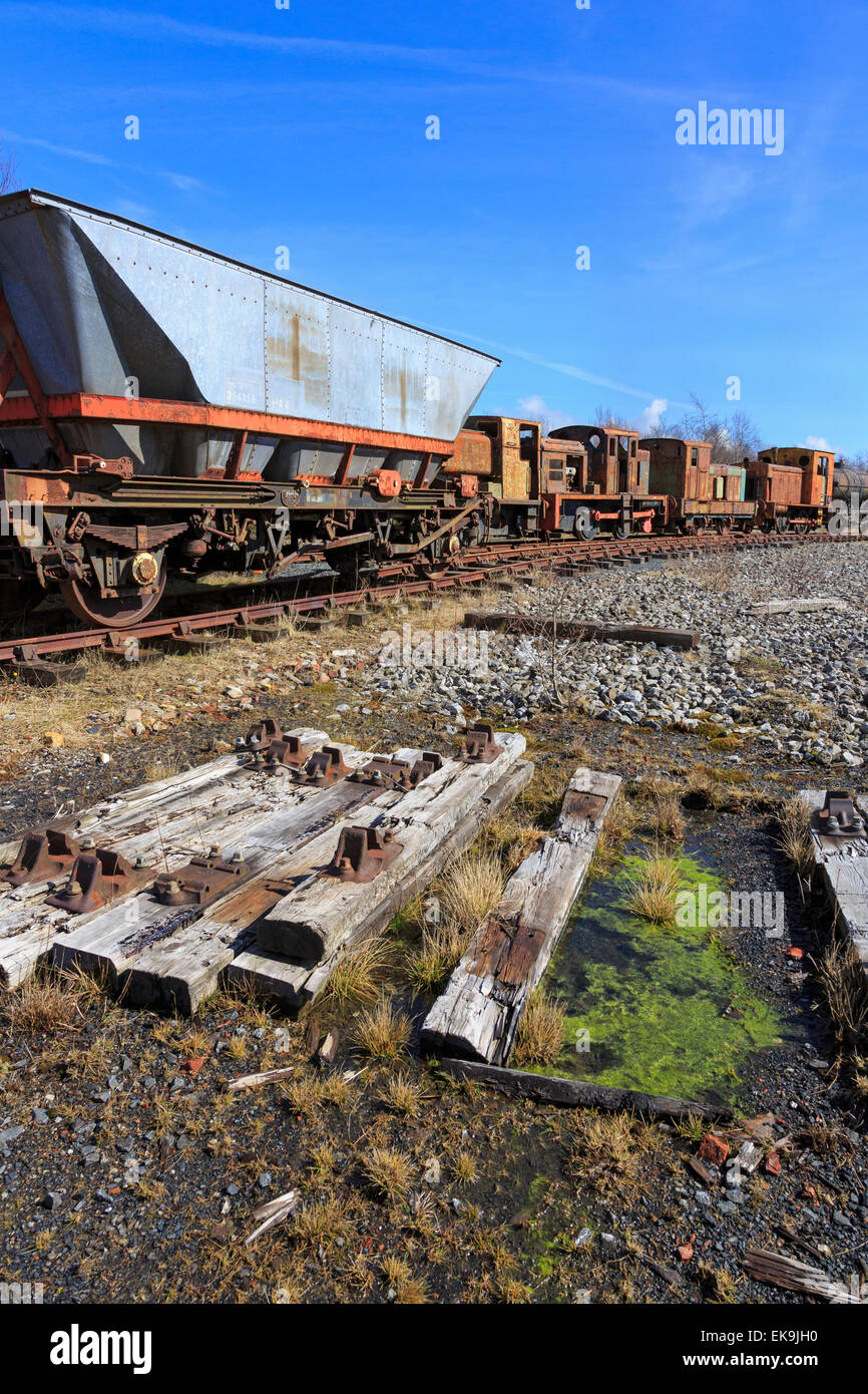 Alte und verlassene rosten Dampflokomotiven und Eisenbahnwagen, Ayrshire, Schottland, UK Stockfoto
