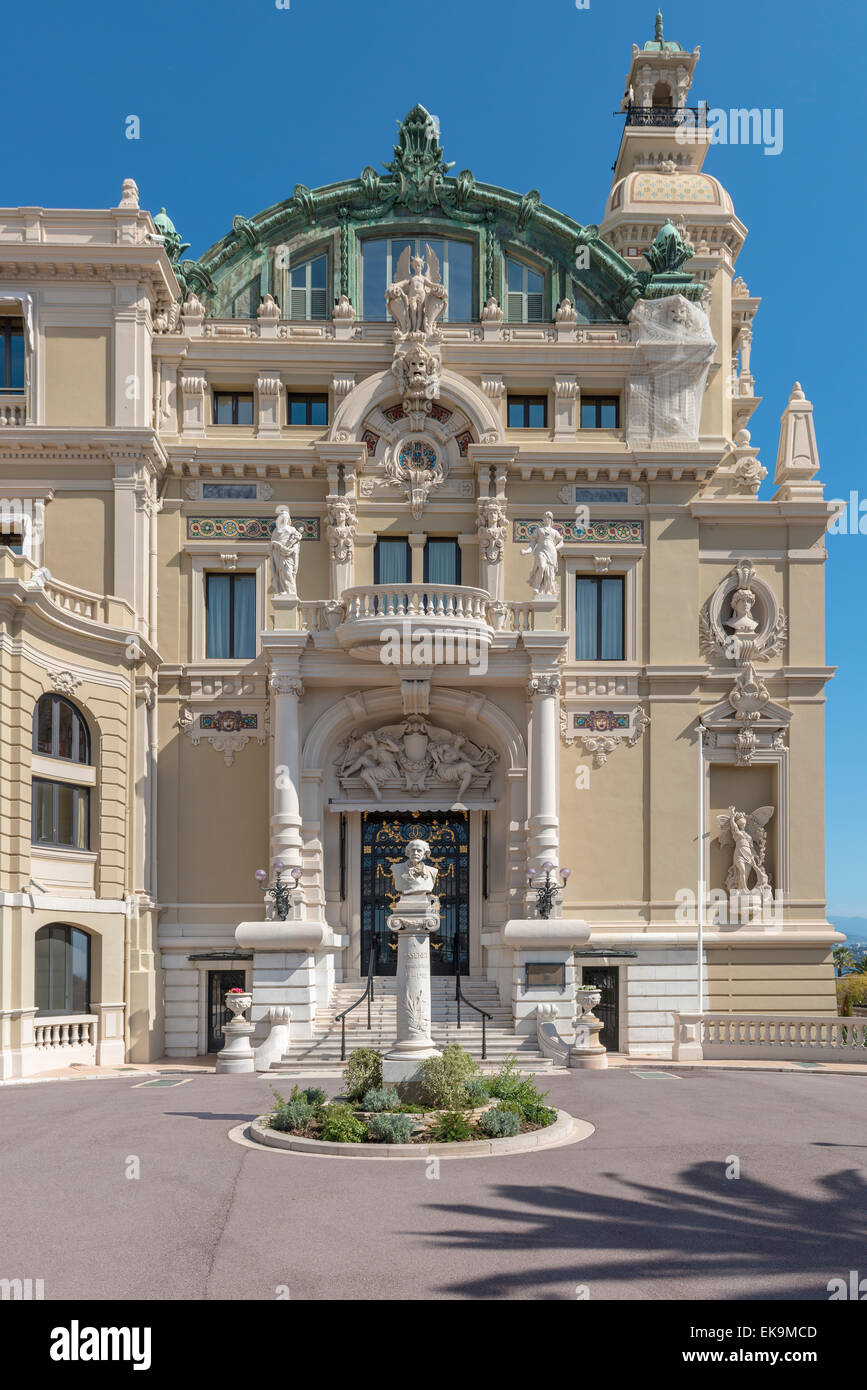 Die Tür zum Opera House in Monte Carlo zeigt die aufwendigen architektonischen Details Stockfoto