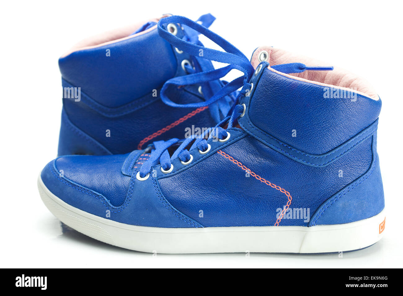 schöne blaue Sportschuhe isoliert auf weiss Stockfoto