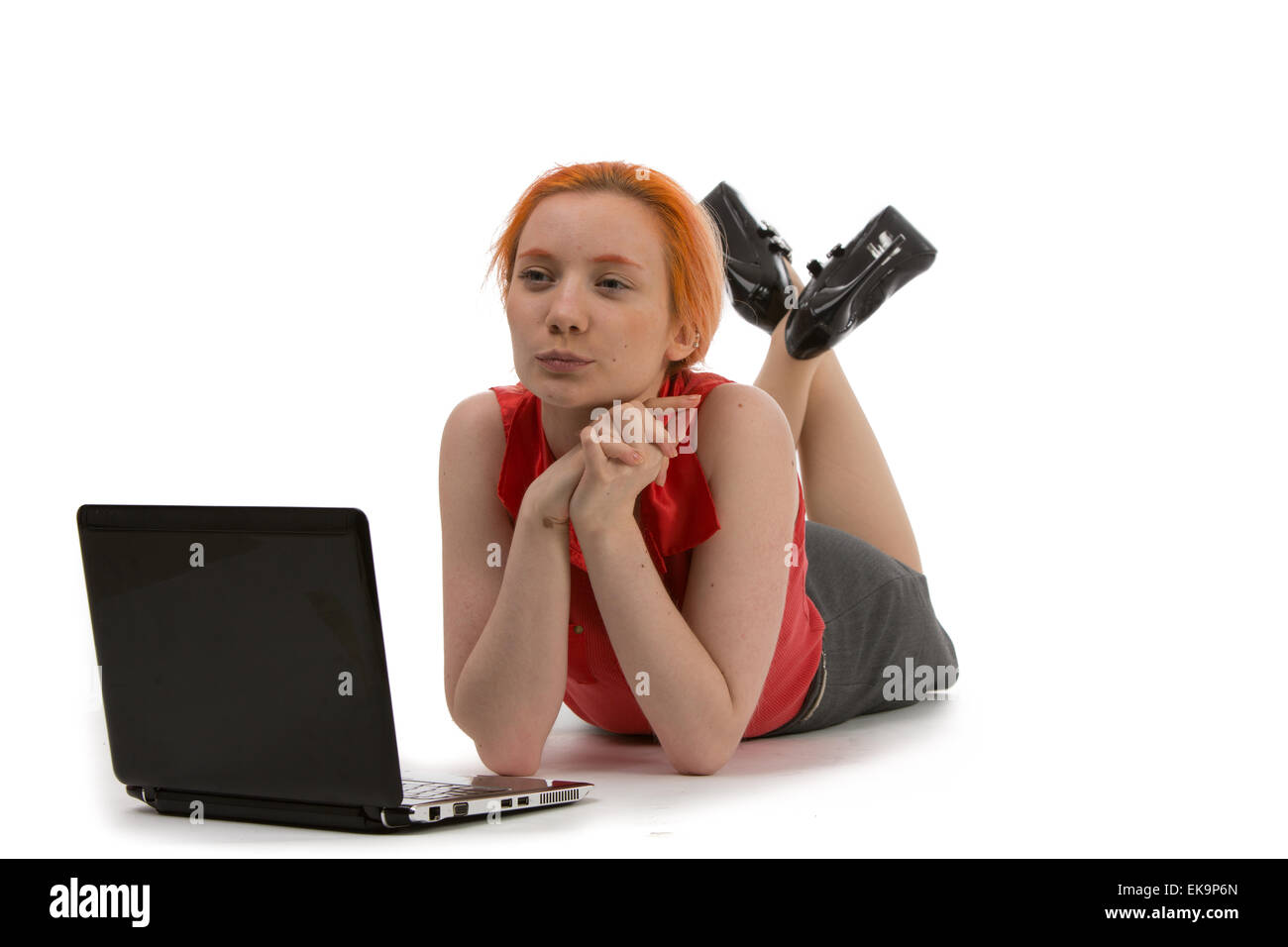 Nachdenkliche Frau, die auf einem Laptop arbeitet Stockfoto