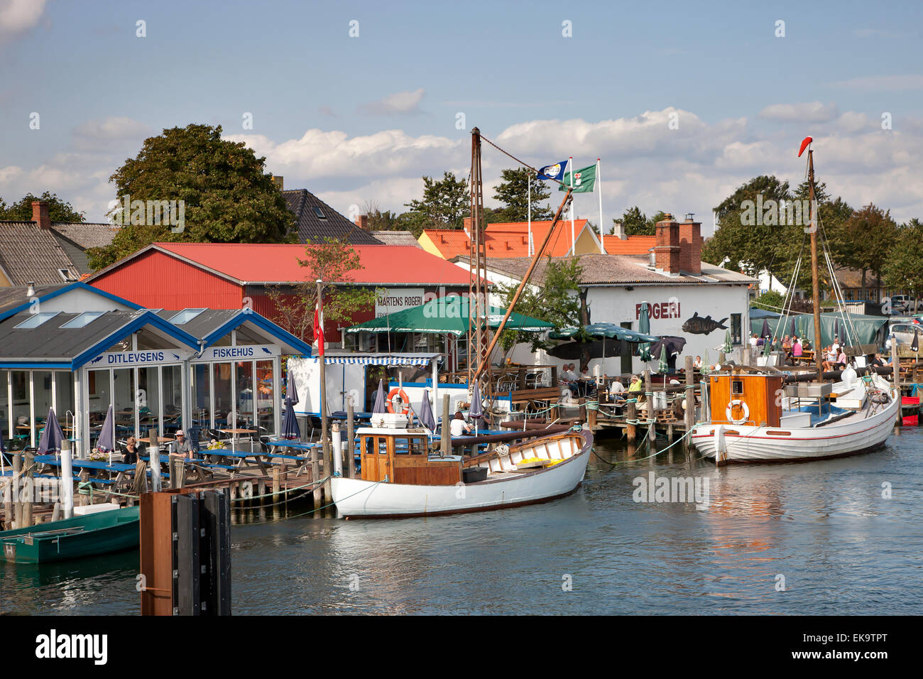 Räucherei und Fisch-Restaurants in Karrebaeksminde Hafen in Dänemark Stockfoto