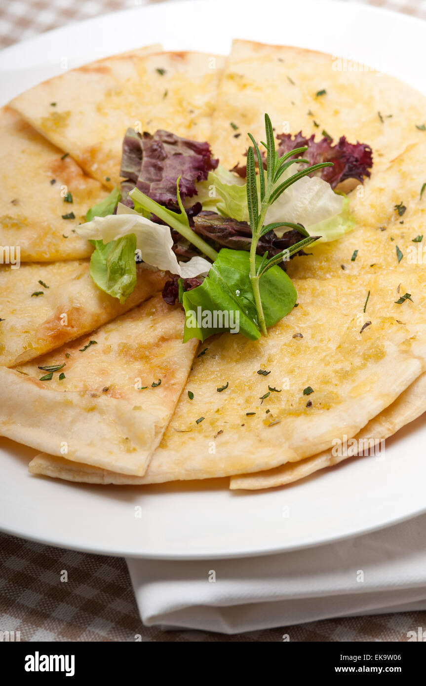 Knoblauch-Pita-Brot-Pizza mit Salat an der Spitze Stockfoto