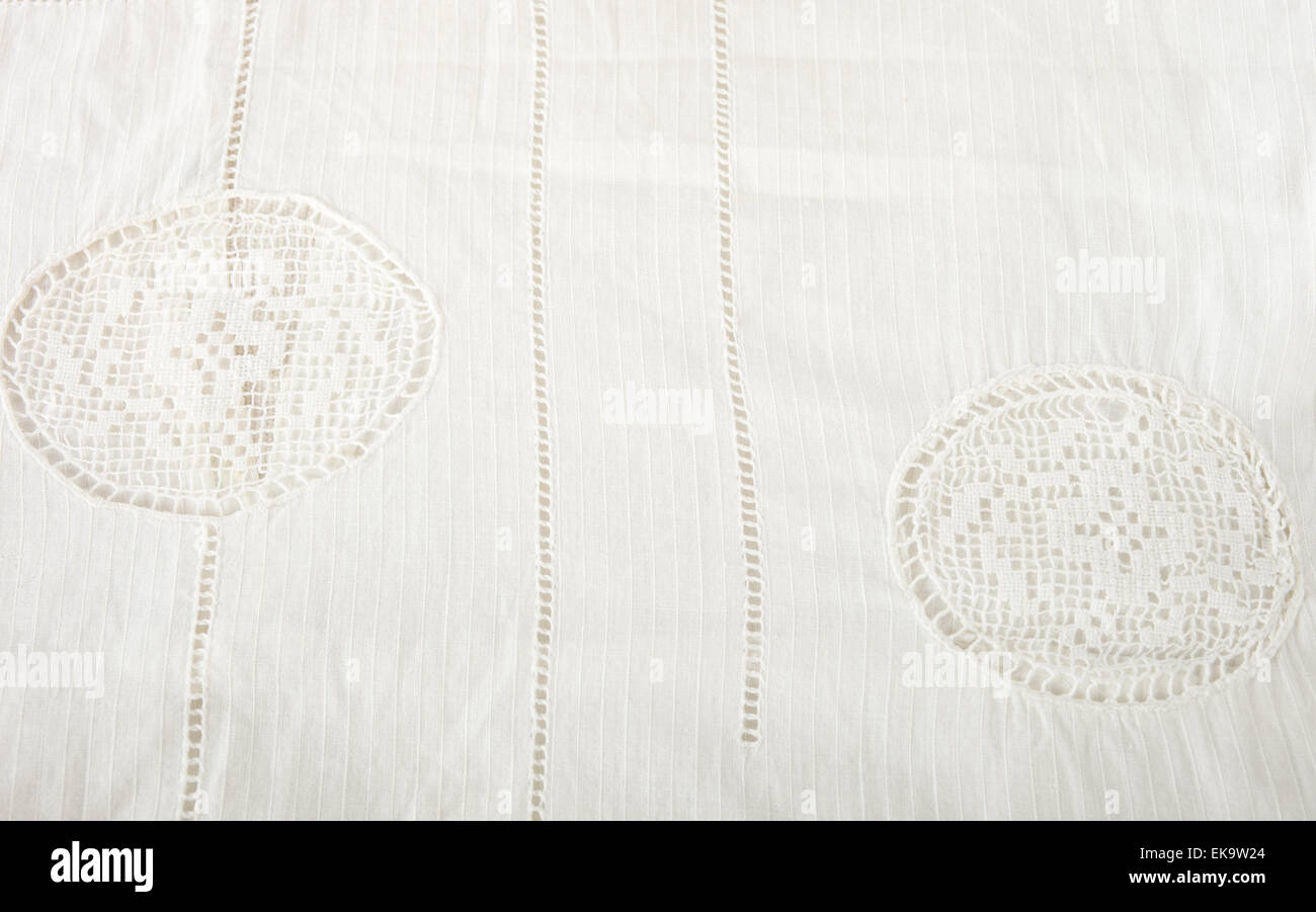 Alte weiße Tischdecke mit englischen Nähten. Stockfoto