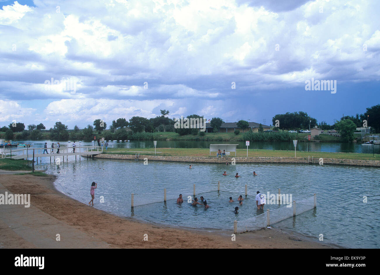 Stadtpark Strand bietet ein sicheres Schwimmen und waten am Pecos River, Carlsbad, New Mexico, USA Stockfoto