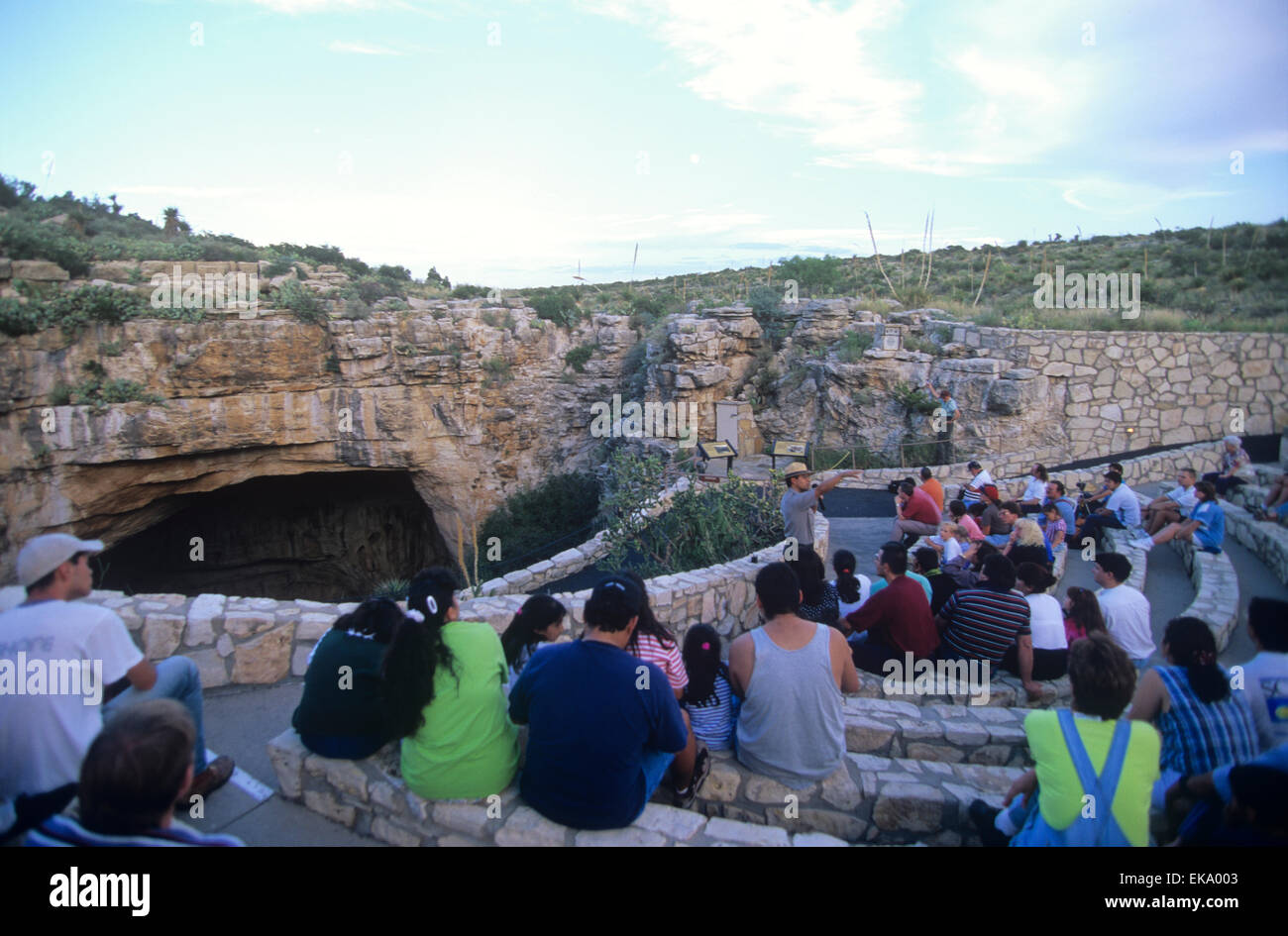 Besucher der natürlichen Eingang von Carlsbad Caverns für Fledermaus Abendflug, Carlsbad, New Mexico, USA. Stockfoto