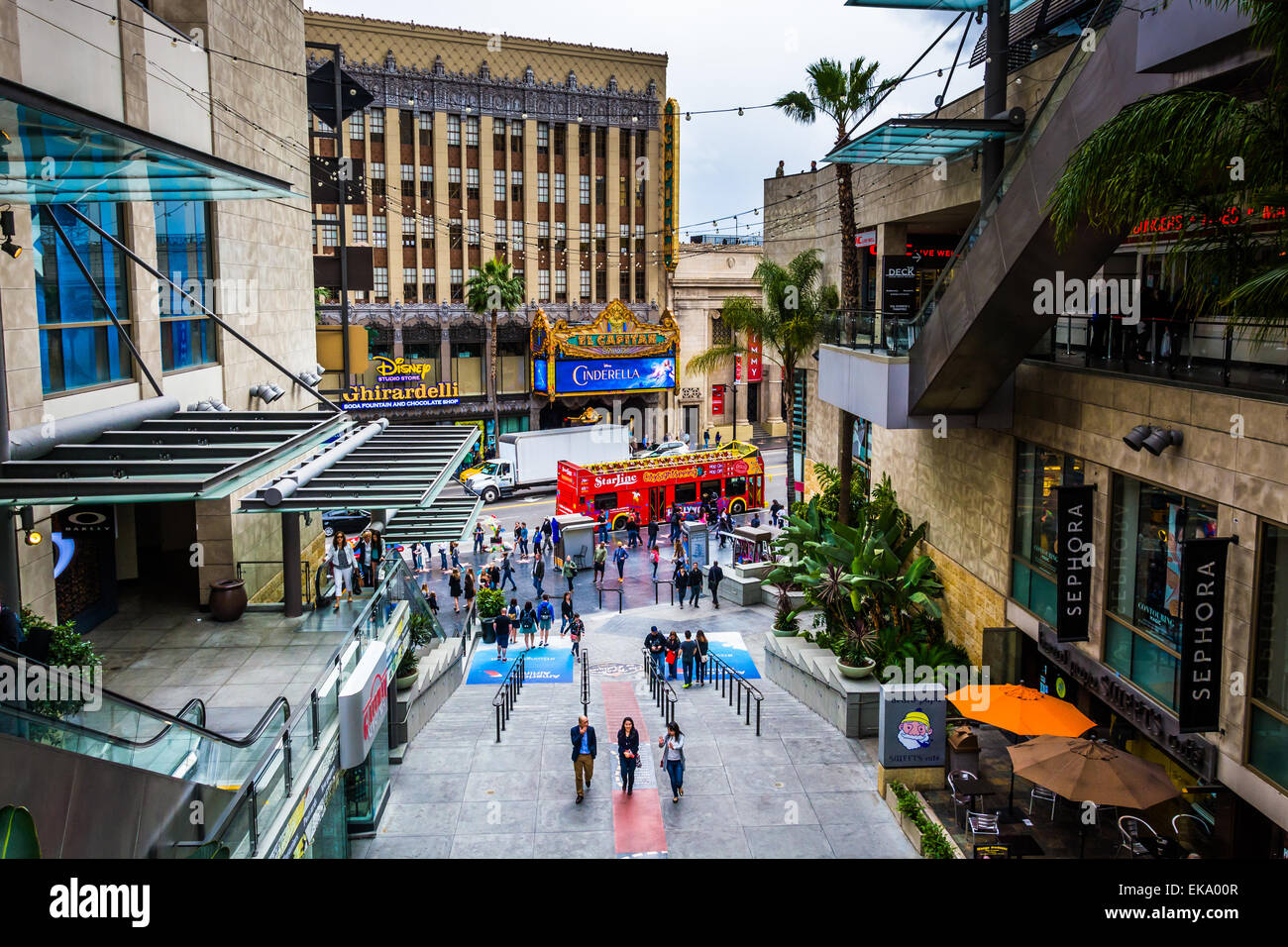 Hollywood und Highland Center und Blick auf den Hollywood Boulevard in Hollywood, Los Angeles, Kalifornien. Stockfoto
