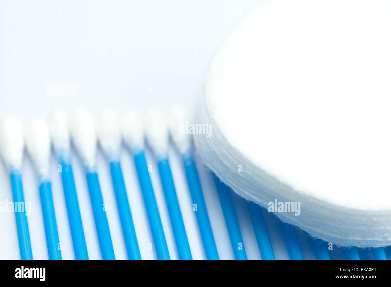 Reinigungsbürste und Wattepads isoliert auf weiss blau Stockfoto