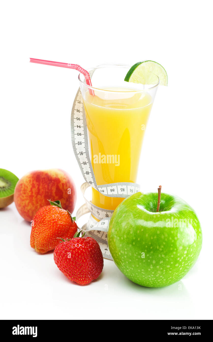 Saft, Apfel, Erdbeere, Pfirsich, Kiwi und und Messen Sie Klebeband isolieren Stockfoto
