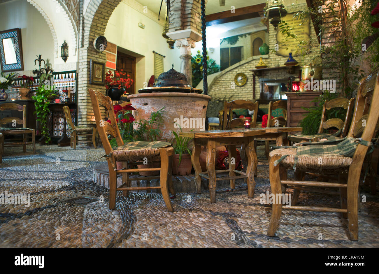 Cordoba-Tee-Shop platziert in einem traditionellen andalusischen Innenhof, Spanien Stockfoto