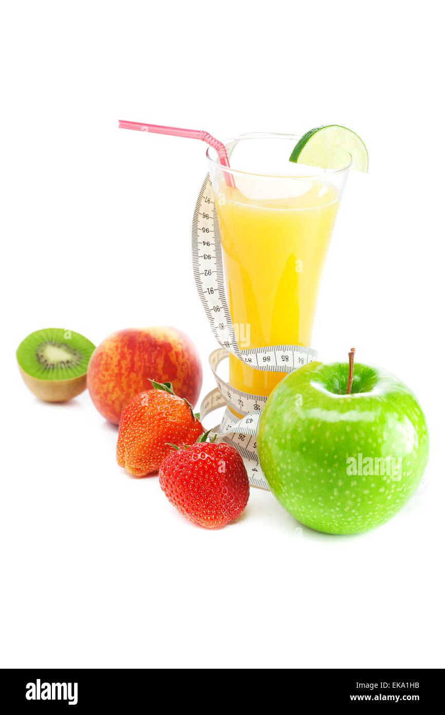 Saft, Apfel, Erdbeere, Pfirsich, Kiwi und und Messen Sie Klebeband isolieren Stockfoto