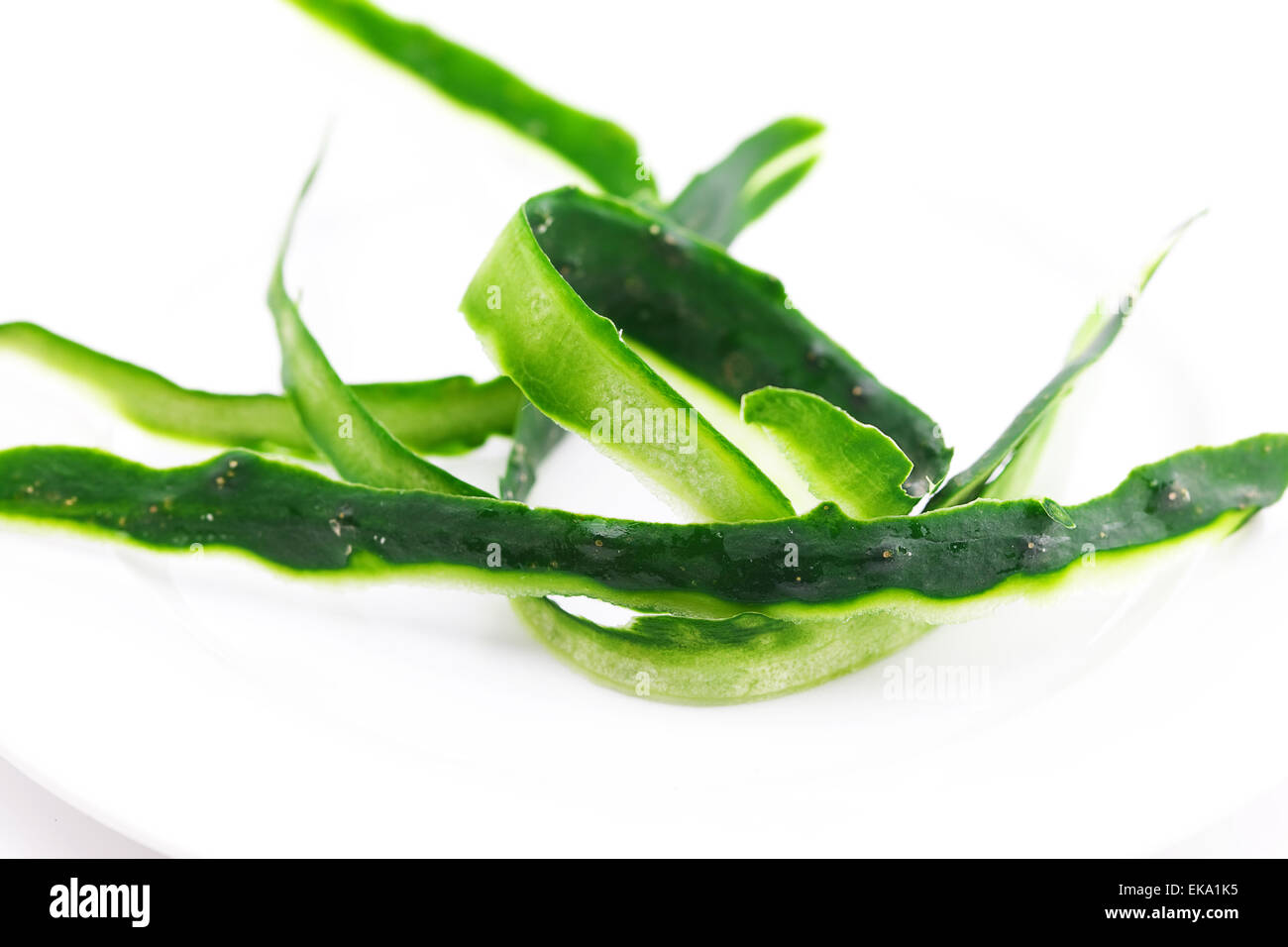 Gurke Haut auf einem Teller isoliert auf weiss Stockfoto