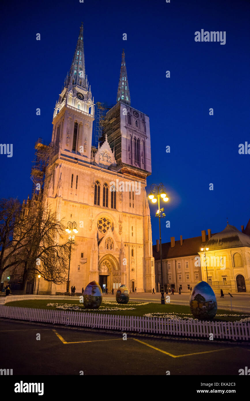 Kathedrale der Annahme von St Mary mit Ostereiern im Vordergrund Kaptol, Zagreb, Kroatien Stockfoto
