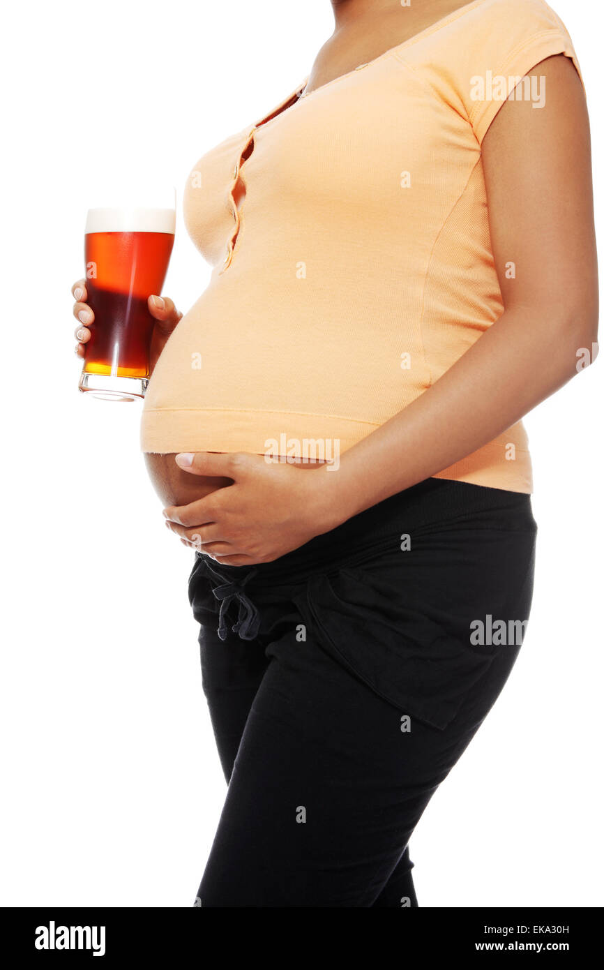 Schwangere Frau mit einem Glas Alkohol neben ihrem Bauch Stockfoto