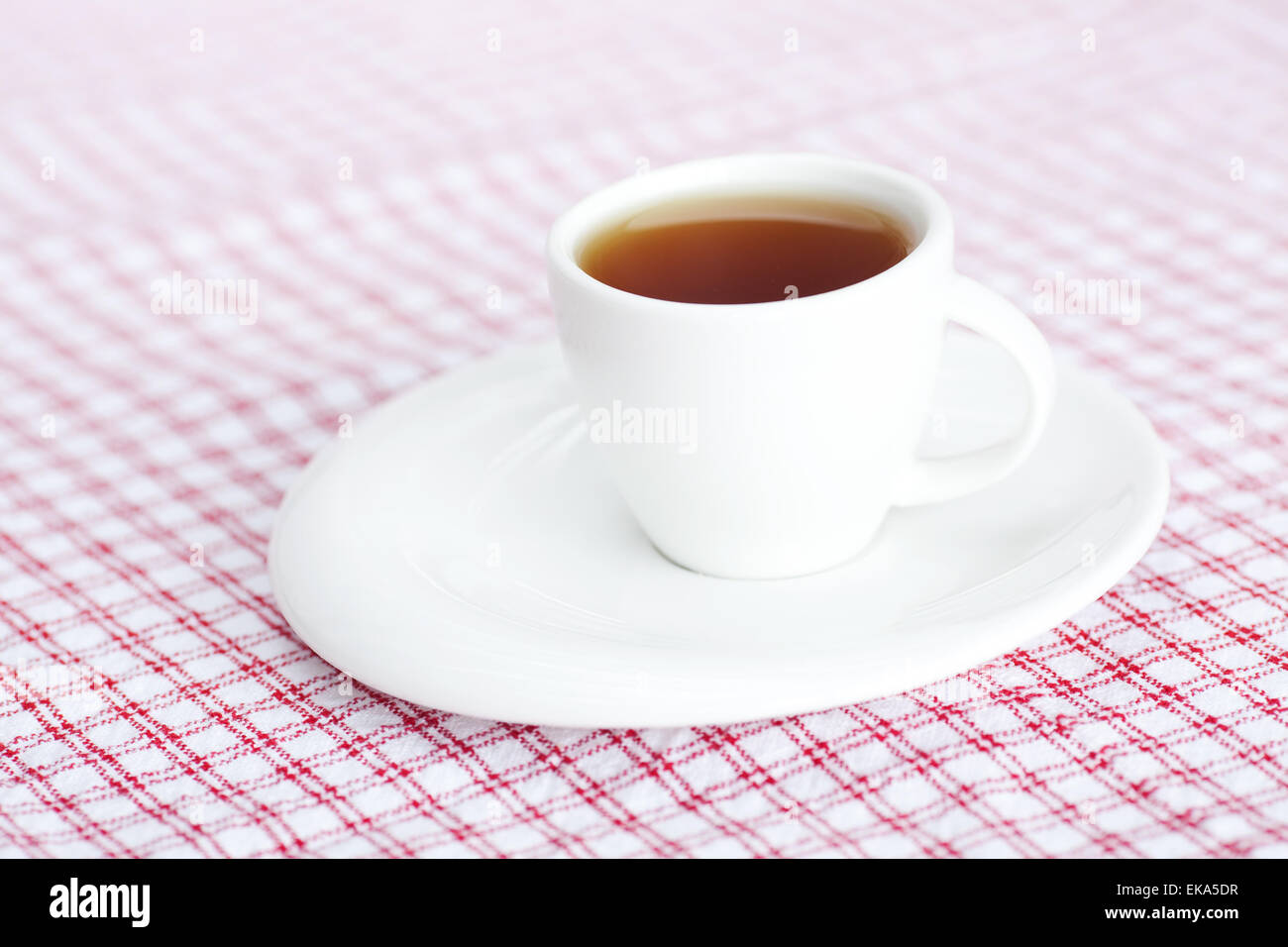 Tasse Tee auf kariertem Stoff Stockfoto