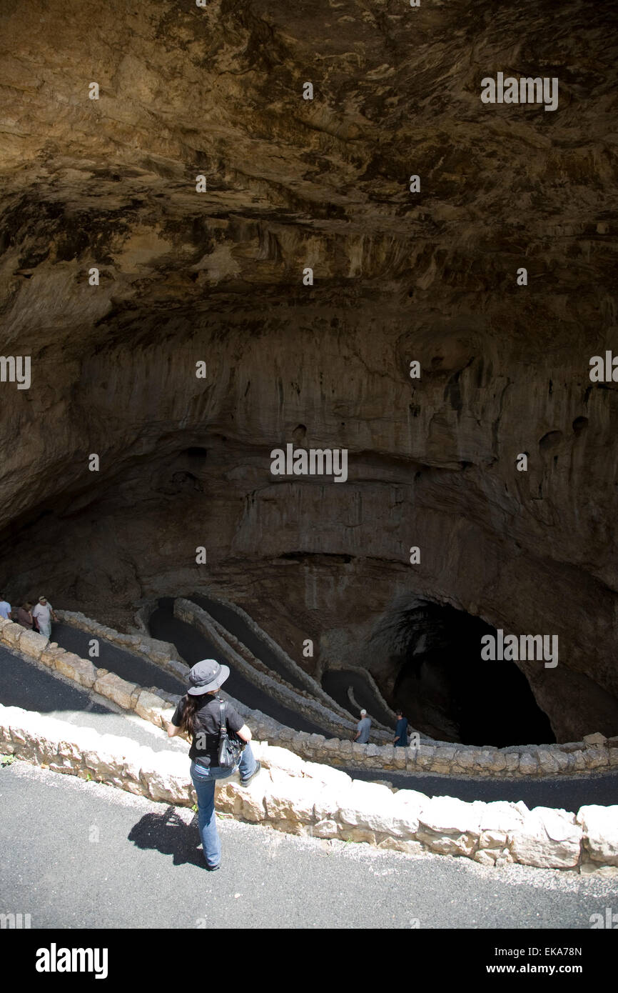 Besucher wandern die natürlichen Eingang Route in Carlsbad Caverns, New Mexico, USA Stockfoto