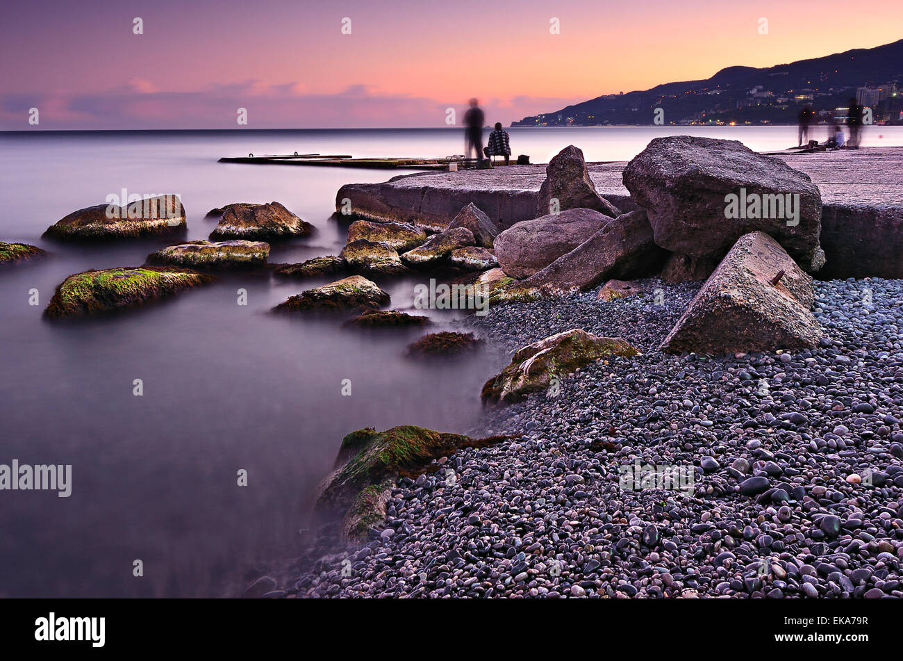 Schöner Sonnenuntergang Landschaft auf der Krim mit Langzeitbelichtung. Schwarzes Meer Stockfoto