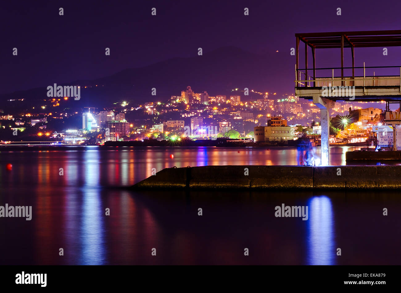 Bergen Stadt bei Nacht. Schwarzen Meer auf der Krim Stockfoto