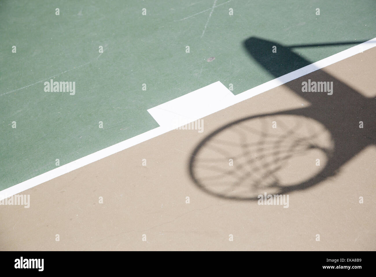 Abstrakte Schatten der Basketballkorb und Net gegen Belag. Stockfoto