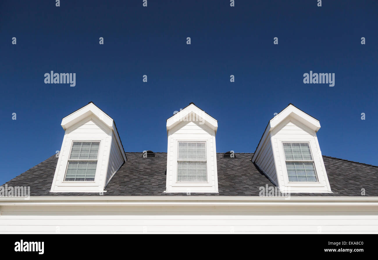 Dach des Haus und die Fenster gegen schönen tiefblauen Himmel. Stockfoto