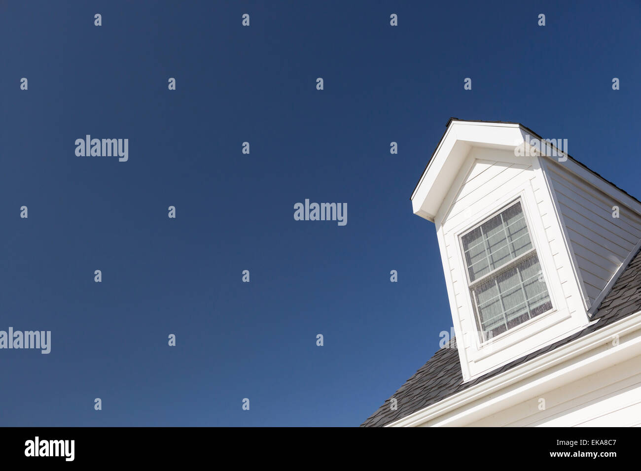 Dach des Haus und die Fenster gegen schönen tiefblauen Himmel. Stockfoto