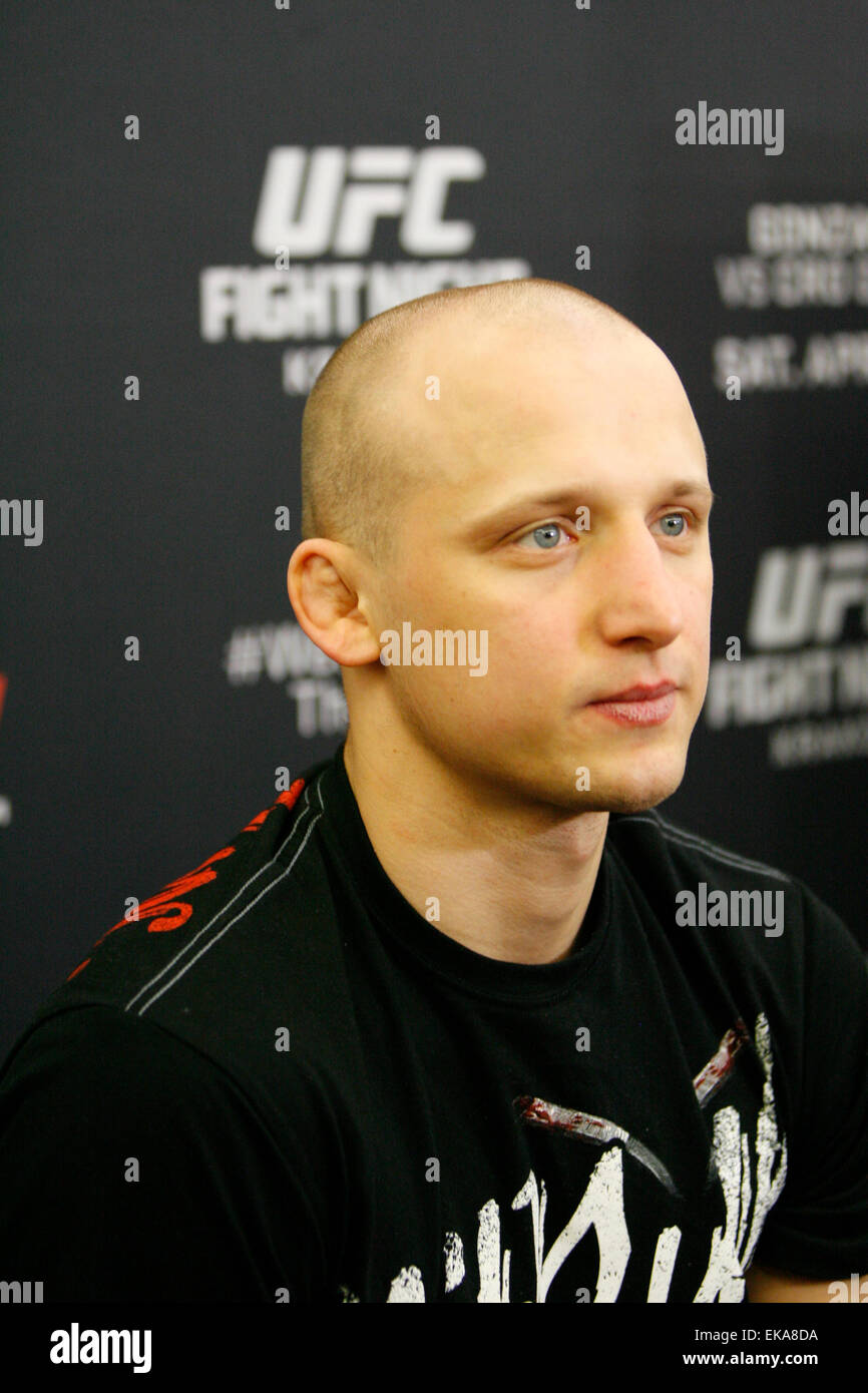 Krakau, Polen. 8. April 2015. Pawel Pawlak posiert für die Kamera an einem Medientag vor UFC Fight Night: GONZAGA VS. CRO COP 2 auf TAURON Arena in UFC Fight Night: GONZAGA VS. CRO COP 2 auf TAURON Arena Credit: Dan Cooke/Alamy Live-Nachrichten Stockfoto