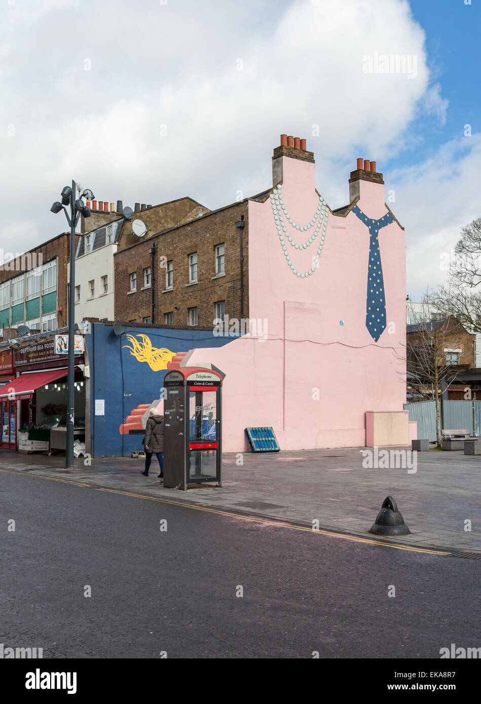 Seine und Hers ist ein Kunstwerk auf der Giebelseite des viktorianischen Reihenhaus in Deptford High St, South London Stockfoto