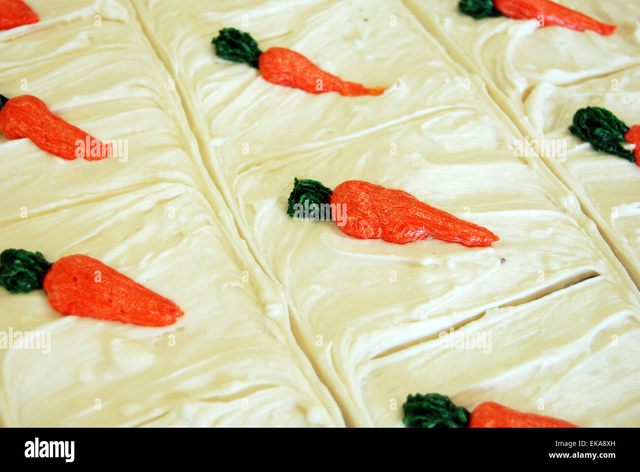 Karottenkuchen mit Frischkäse Frosting und Karotte Dekoration Nahaufnahme. Stockfoto