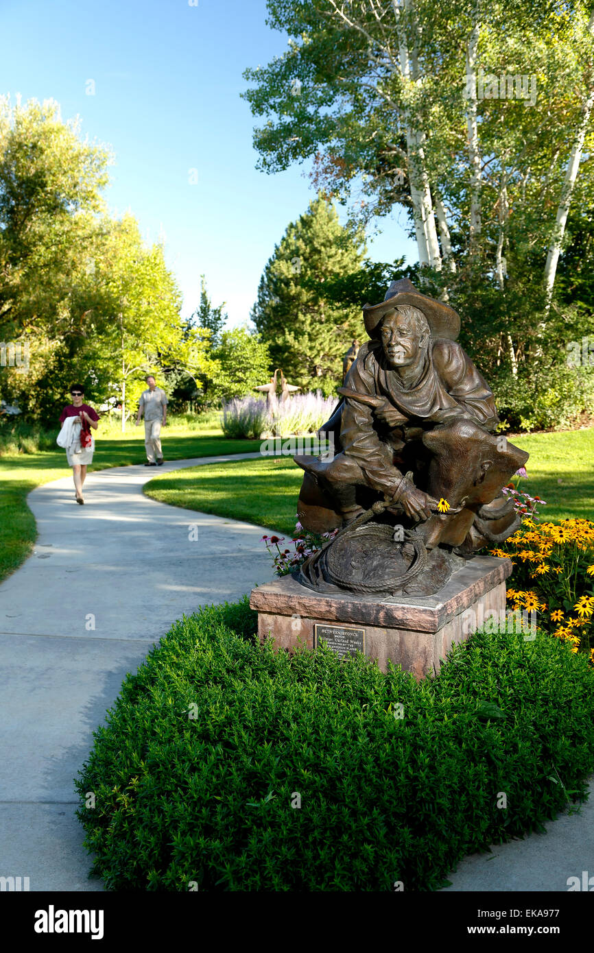 "Zwischen Broncs" Skulptur von Garland Wochen und Wanderer auf Trail, Benson Sculpture Garden, Loveland, Colorado USA Stockfoto