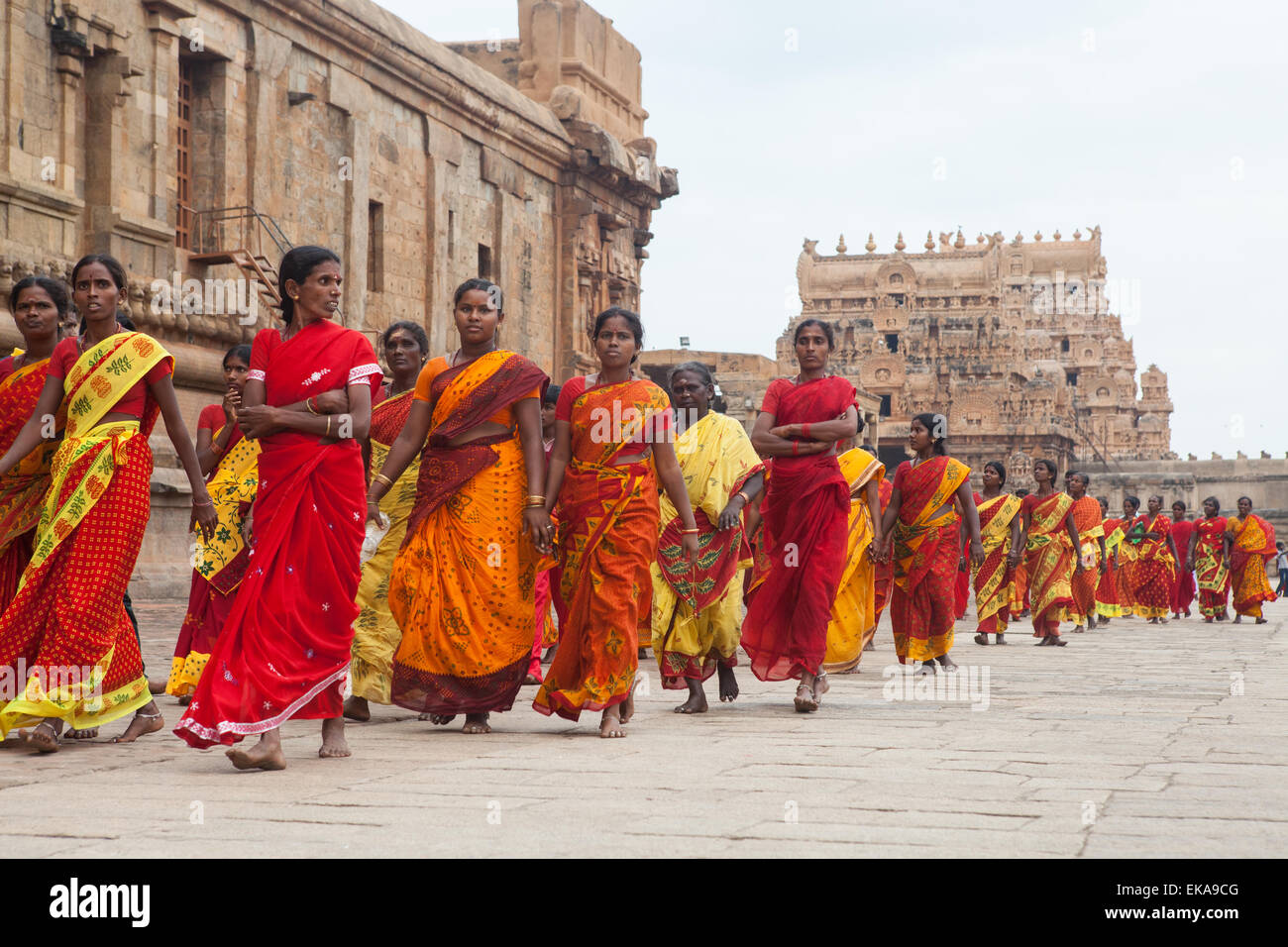 Eine Gruppe von weiblichen Pilgern Fuß durch die Anlage des Brihadeeswarar Tempels in Thanjavur Stockfoto