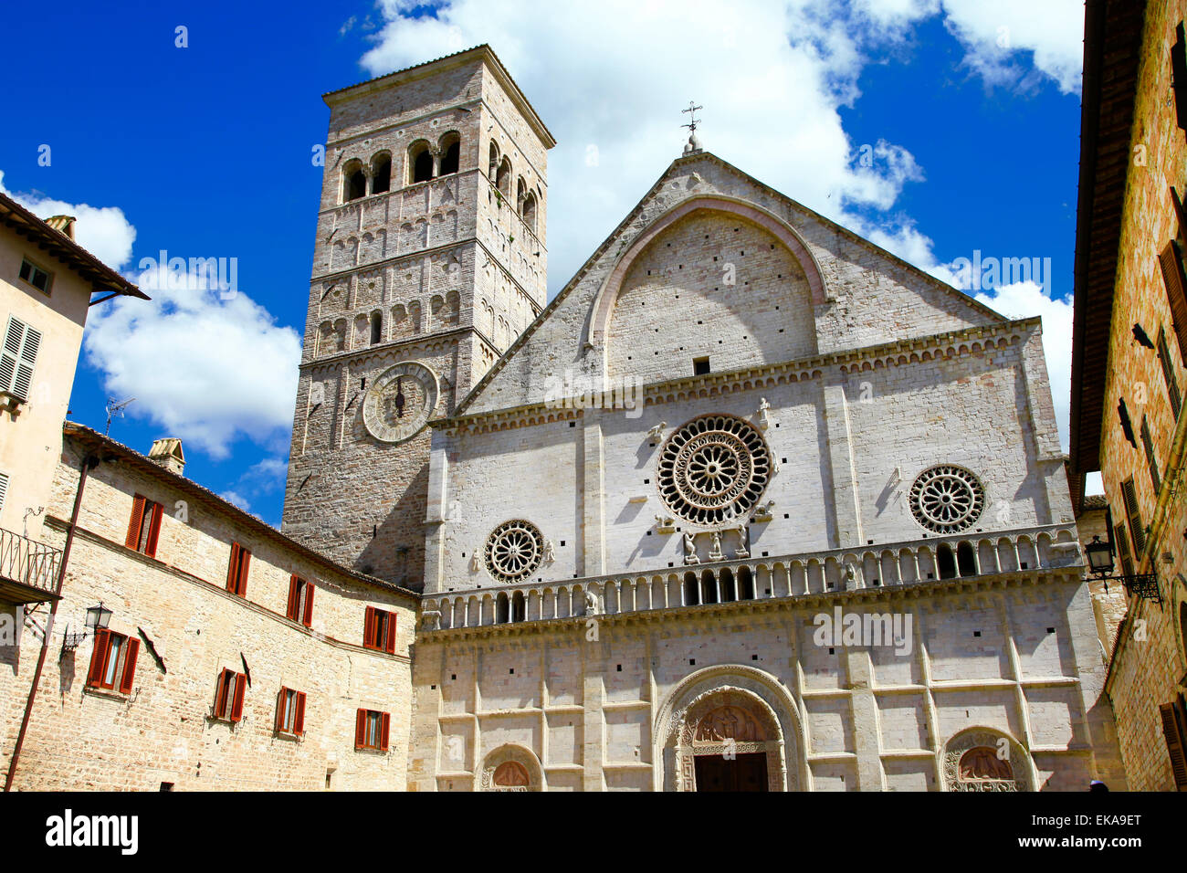 religiösen mittelalterlichen Assisi in Umbrien mit Kirche St. Francisco Stockfoto