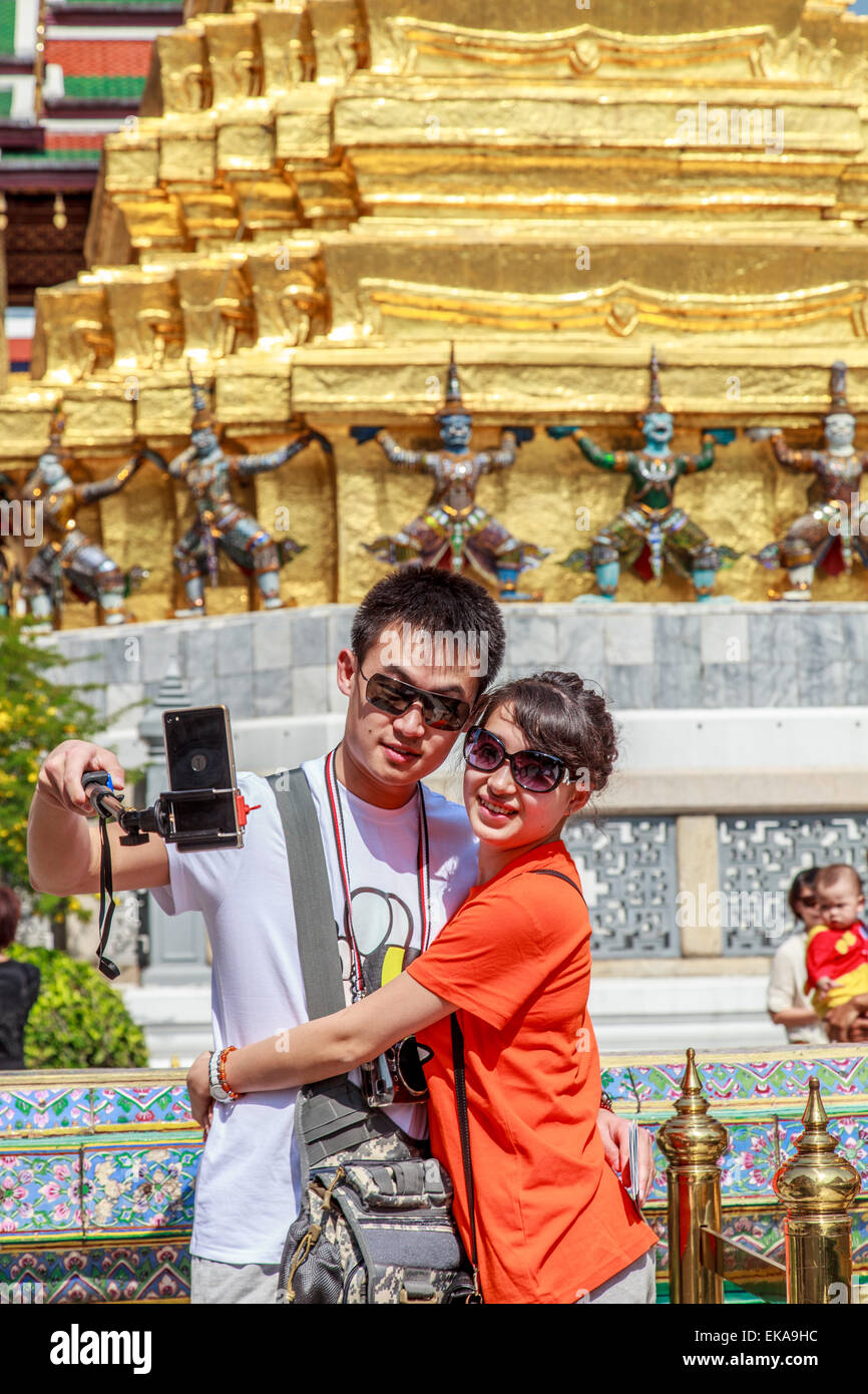 Junge chinesische Touristen, so dass ein Selbstporträt in den Grand Palace in Bangkok Stockfoto