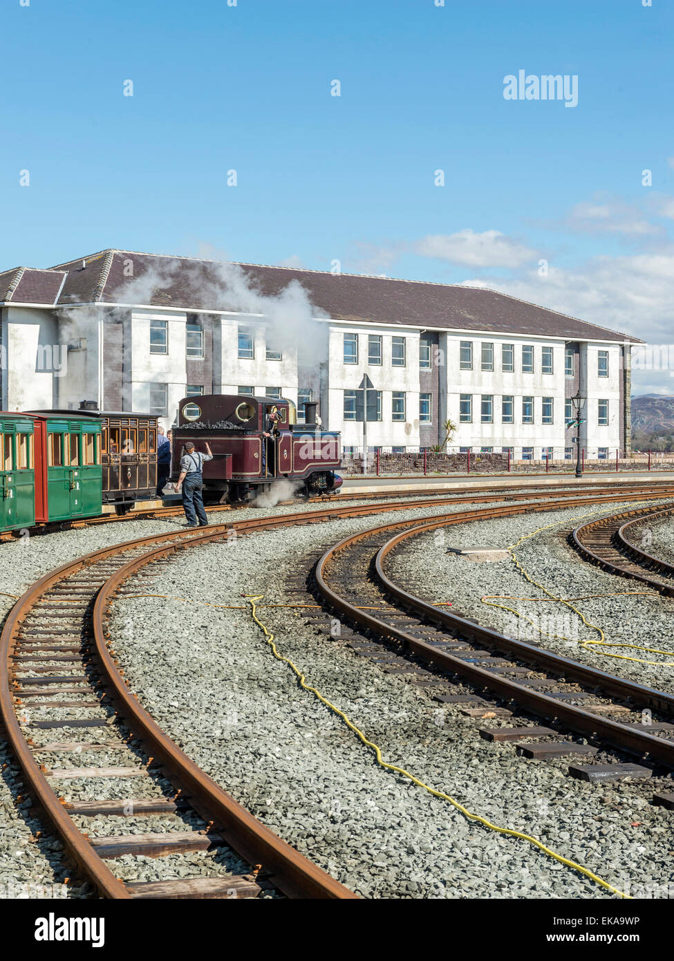 Taliesin III, shunts eine Single Fairlie Lok rückwärts paar mit seinen Personenwagen am Bahnhof von Porthmadog. Stockfoto