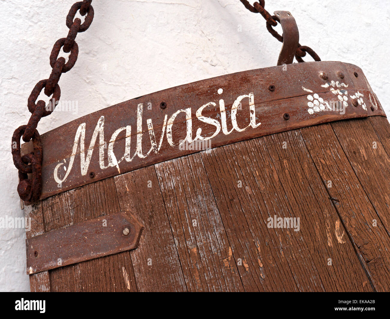 Malvasia rustikales Zeichen einladende Weißwein Verkostung an der Bodega Wand aus einem alten Weinfass Kanarische Inseln Spanien Stockfoto