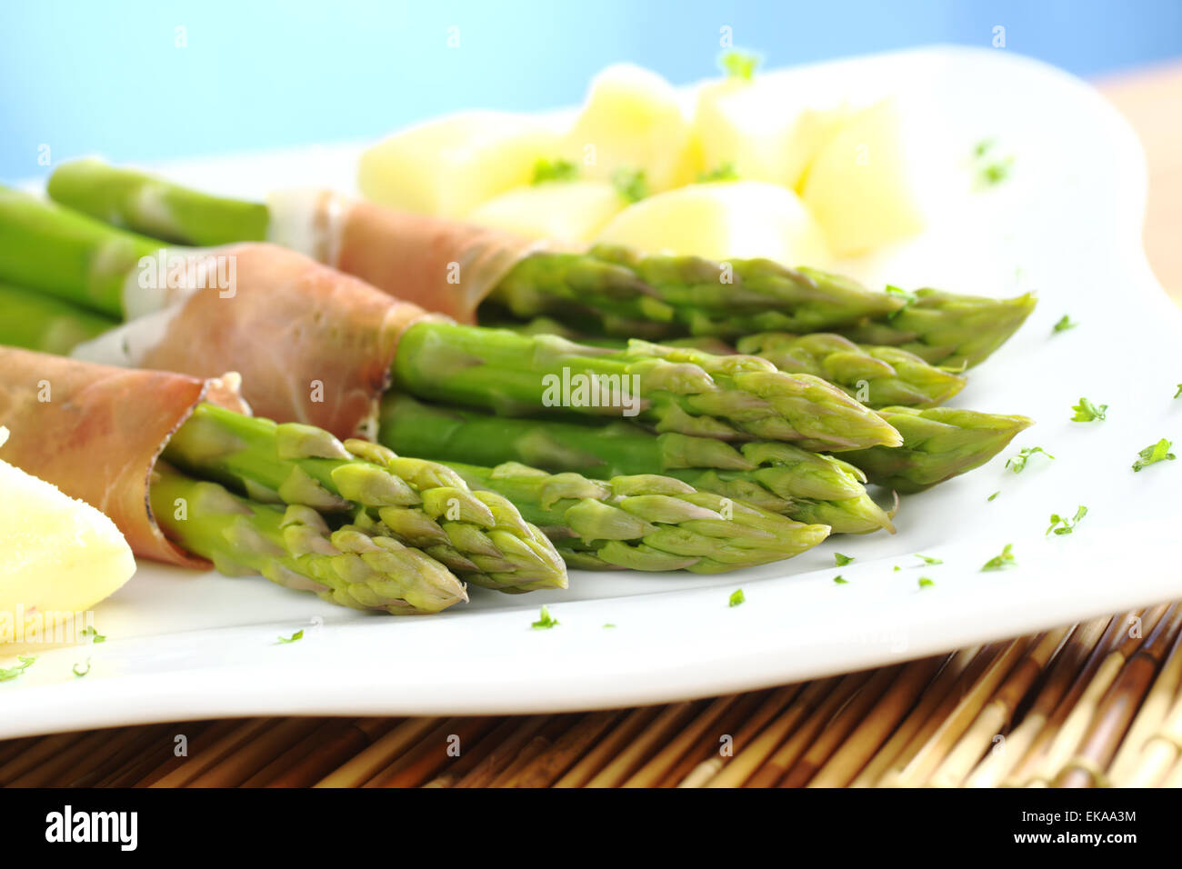 Grüner Spargel mit Schinken und Kartoffeln (selektiven Fokus, Fokus auf die Spargel-Köpfe in der Front) Stockfoto