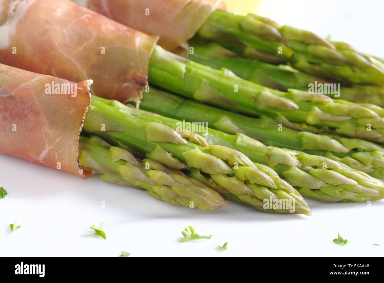 Grüner Spargel mit Schinken (selektiven Fokus, Fokus auf die zwei Spargel-Köpfe in der Front) Stockfoto