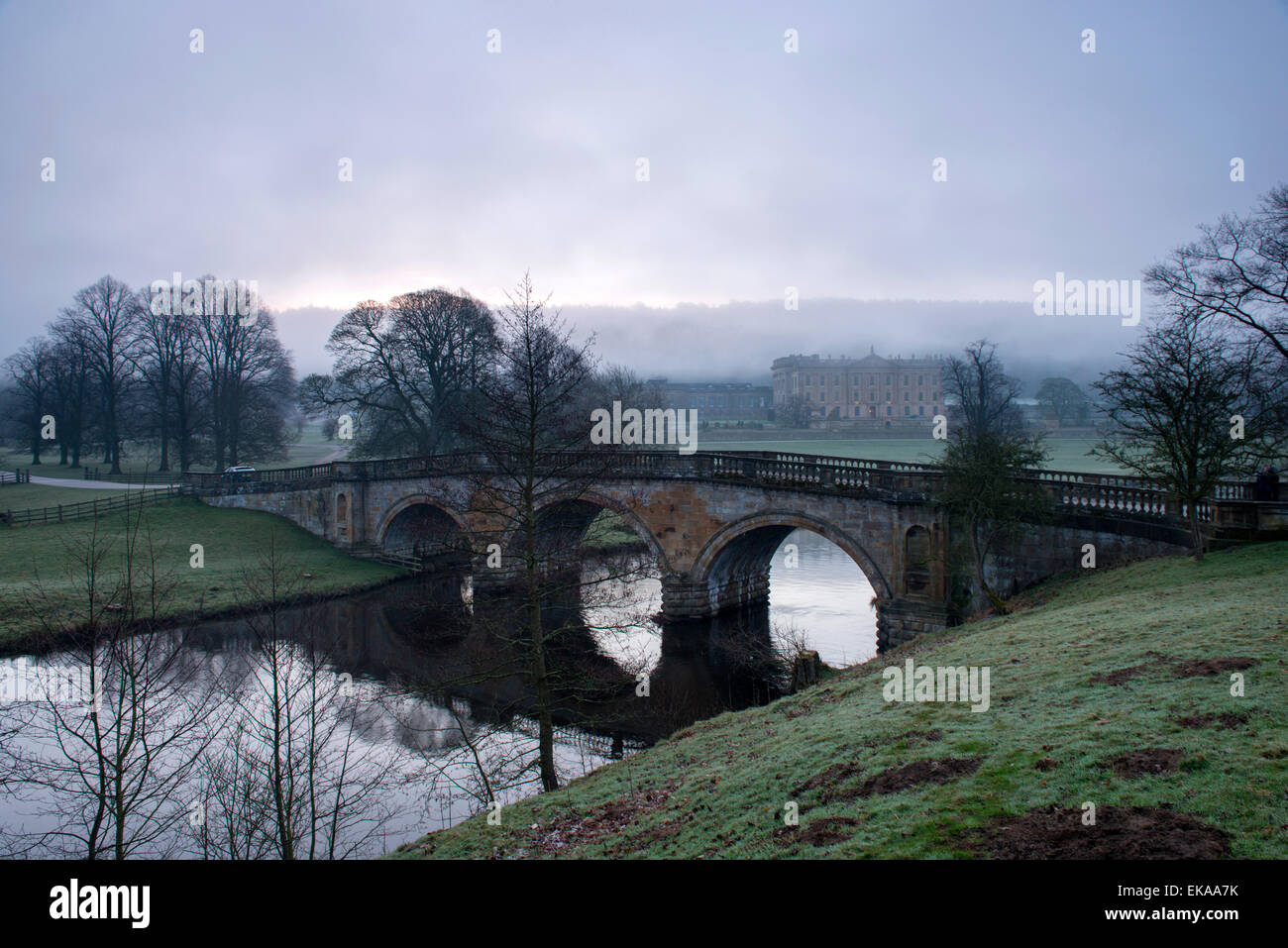 Launisch Morgen im Chatsworth House in der Nähe von Bakewell im Peak District, Derbyshire England UK Stockfoto