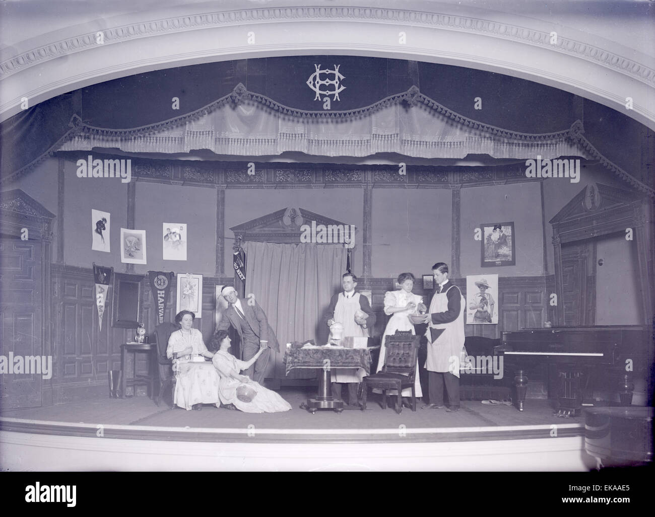Antike 1900 Foto, Stiftskirche Theaterproduktion, wahrscheinlich Harvard College in Cambridge, Massachusetts, USA. QUELLE: ORIGINAL FOTONEGATIV. Stockfoto