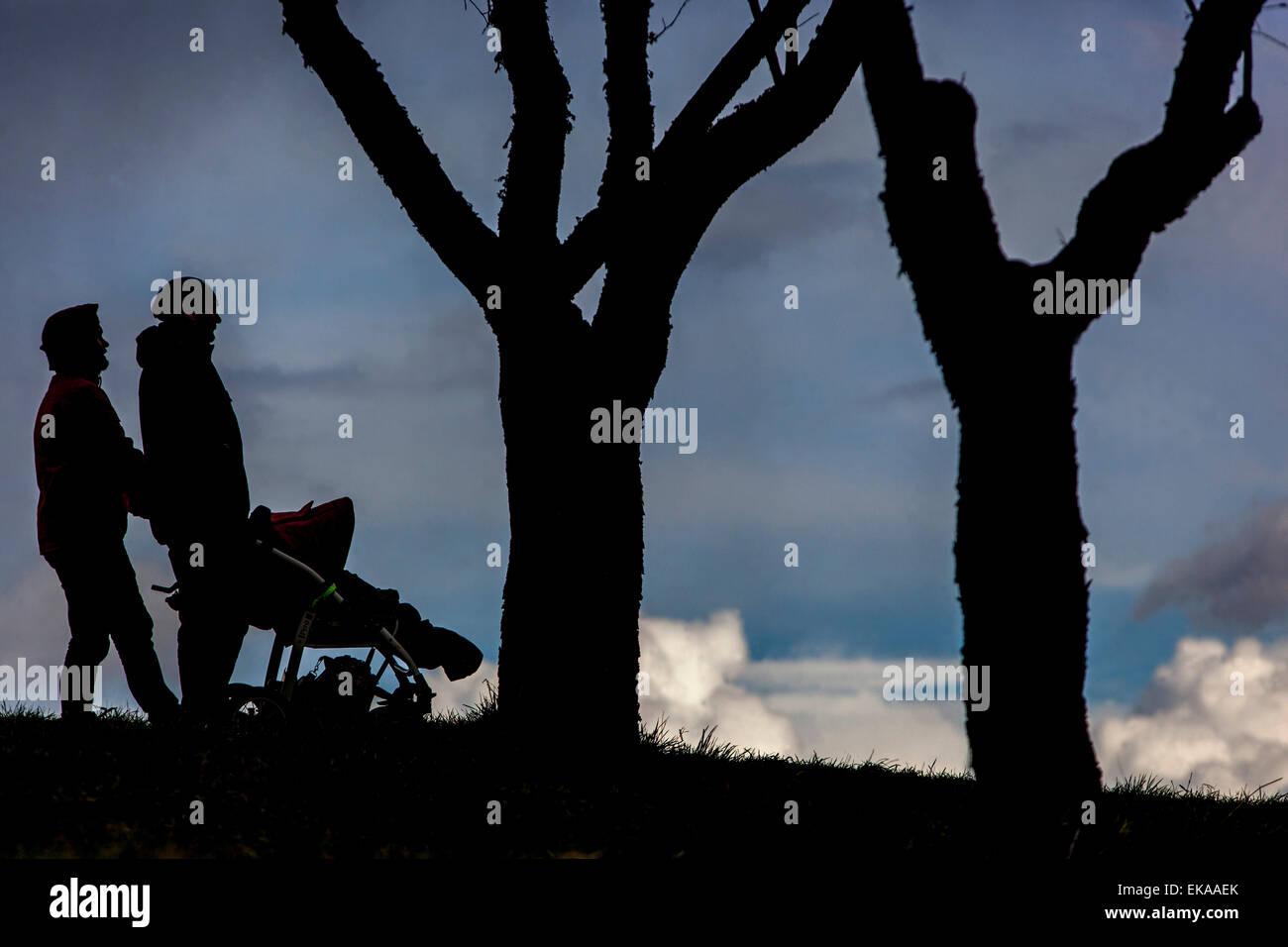 Silhouetten des Paares in der Obstbäume ohne Blätter Stockfoto