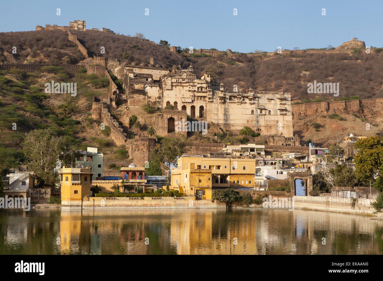 Blick über Nawal Sagar See Taragarh Festung und Palast in Bundi Rajasthan Stockfoto